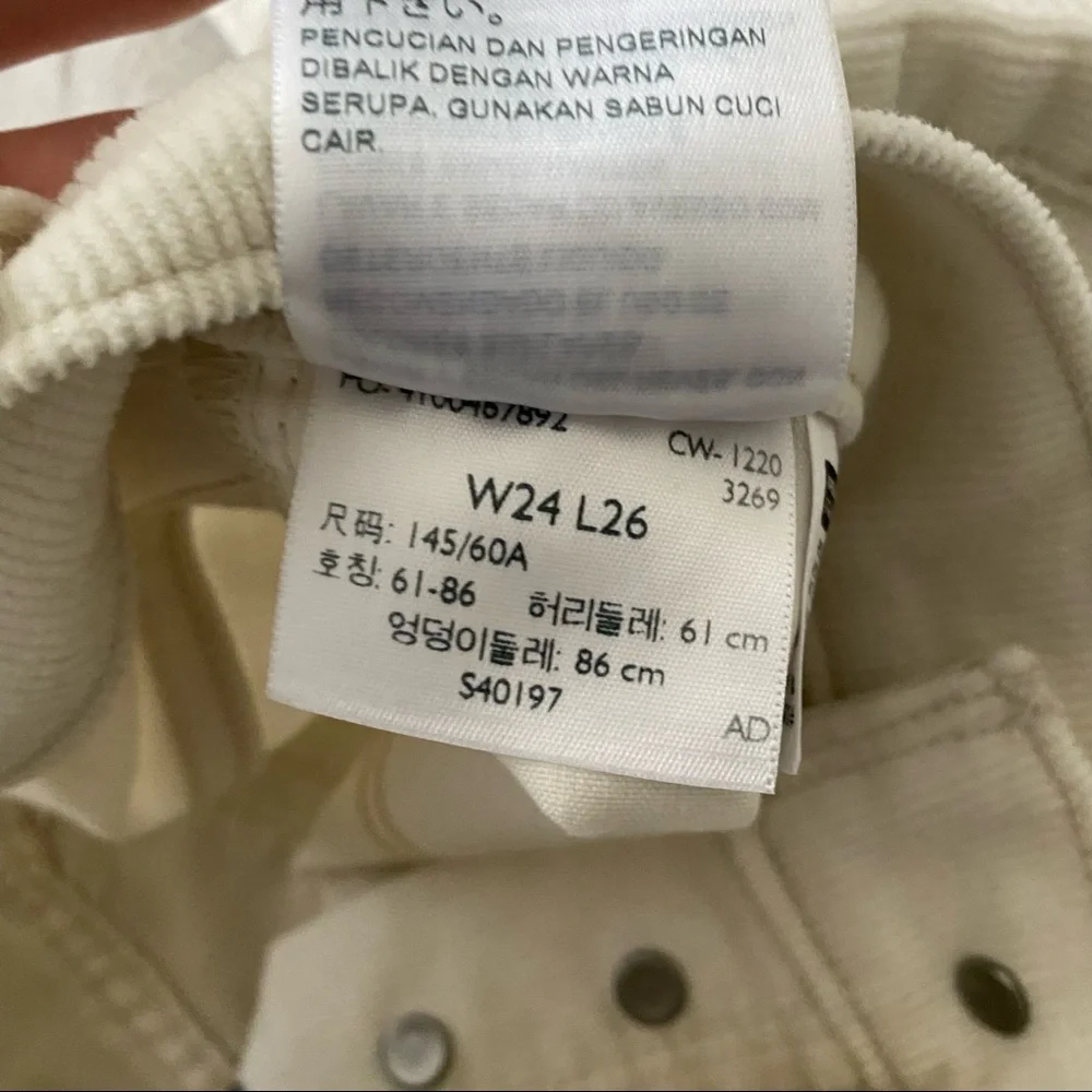 Levi's Cream Wedgie Straight Jeans - Picture 2 of 8